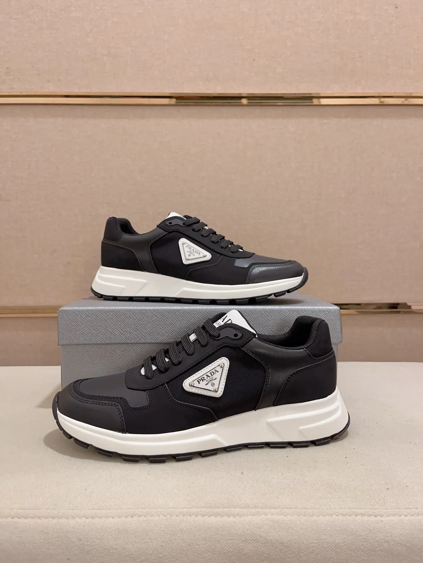 Men's shoes 💰 560 💰 (high version) new Prada (Prada) high-tops are launched at the same time, new men's shoes, 😘fabrics are selected from waterproof technical cloth. First layer cowhide lining. 👍🏿Original molded anti-slip rubber outsole, with exquisite lines, simple and elegant, comfortable and high-end for leisure travel. Number of yards: 38 to 44. (Can be customized for 45.46.)